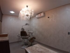 Projeto comercial com papel de parede finalizado por Freitas