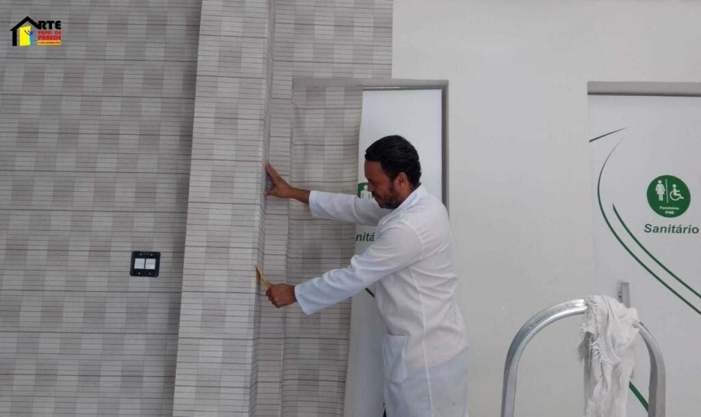 Why Wallpaper Installation Is a High-Demand Skill in the U.S., Clínica odontológica com papel de parede aplicado por Freitas